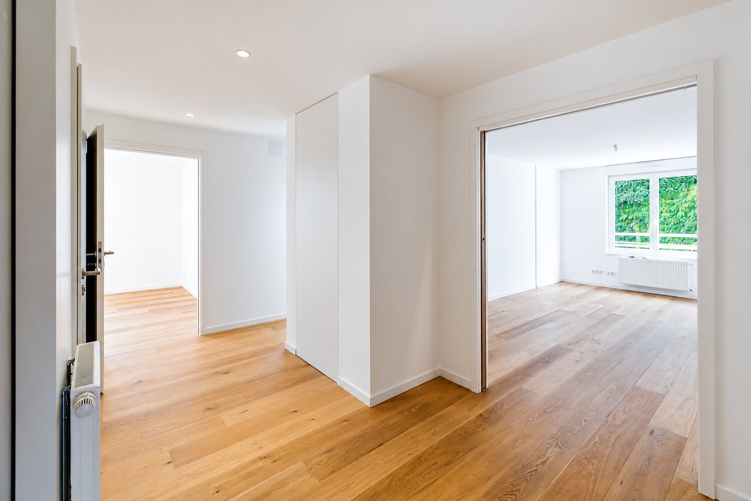 Réalisation KPAG, appartement rénové vide avec parquet en chêne et murs blancs
