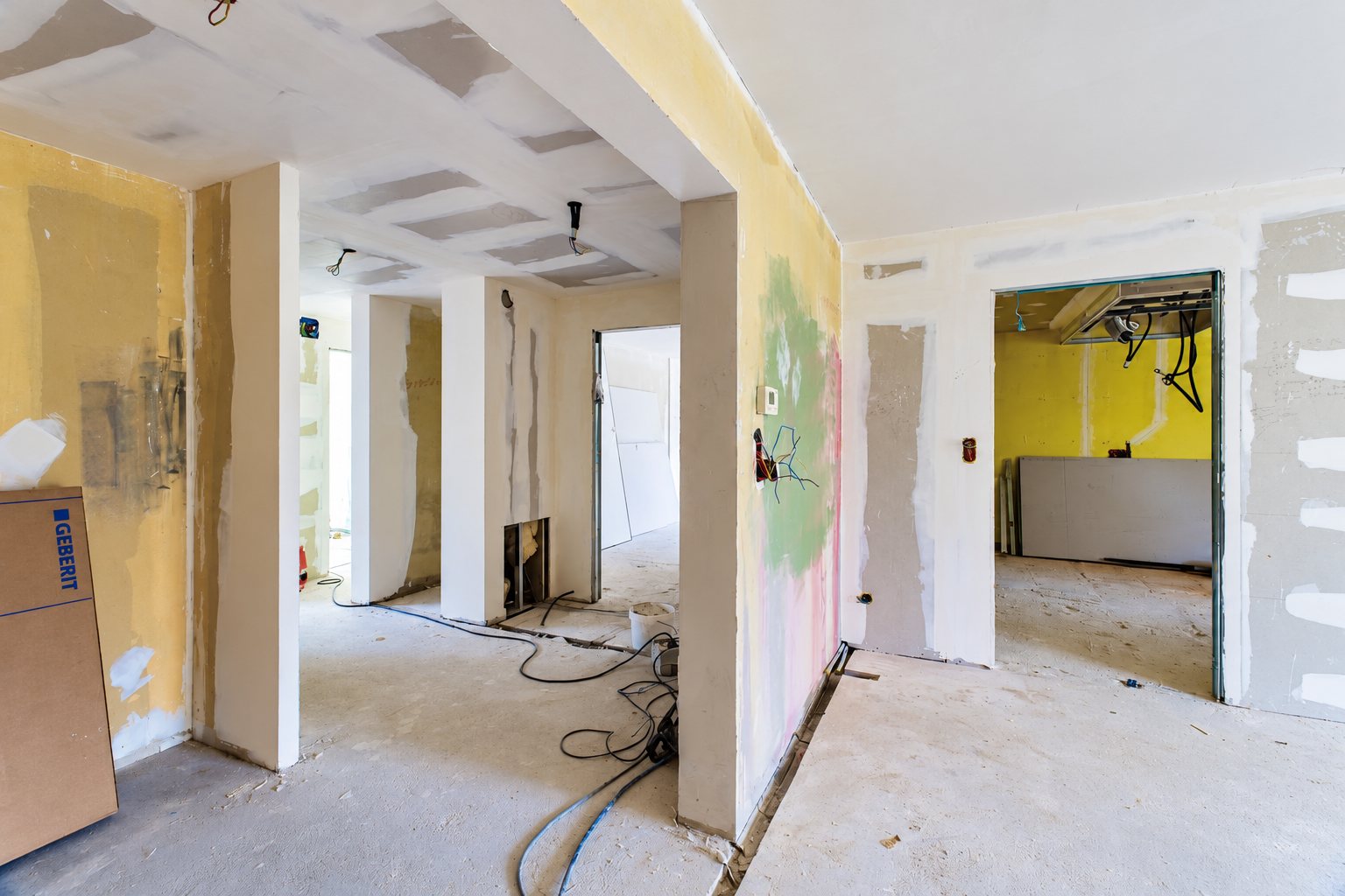 Réalisation KPAG, chantier de rénovation intérieure avec cloisons en plaques de plâtre et câbles au sol