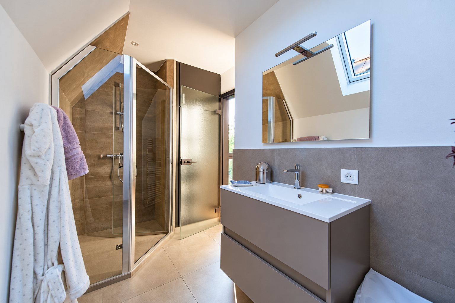 Réalisation KPAG, salle de bain sous combles avec douche d'angle et vasque