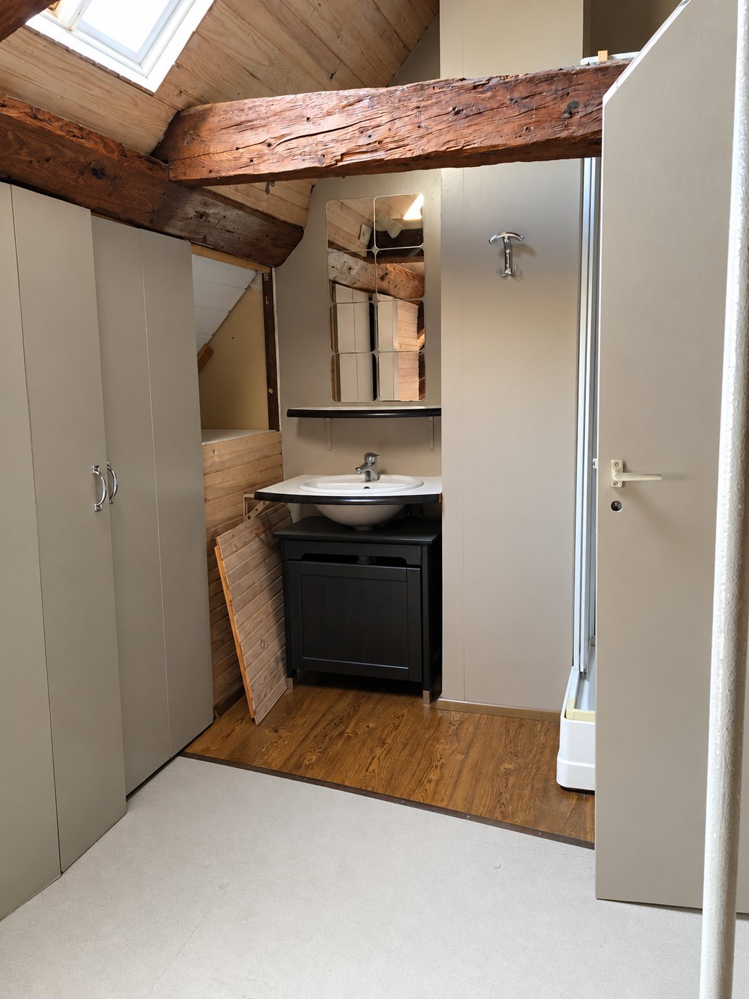 Réalisation KPAG, salle d'eau sous les combles avec poutres apparentes et vasque